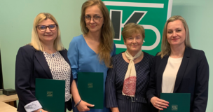 Na zdjęciu znajdują się autorki monografii oraz prof. dr hab. Gertruda Świderska