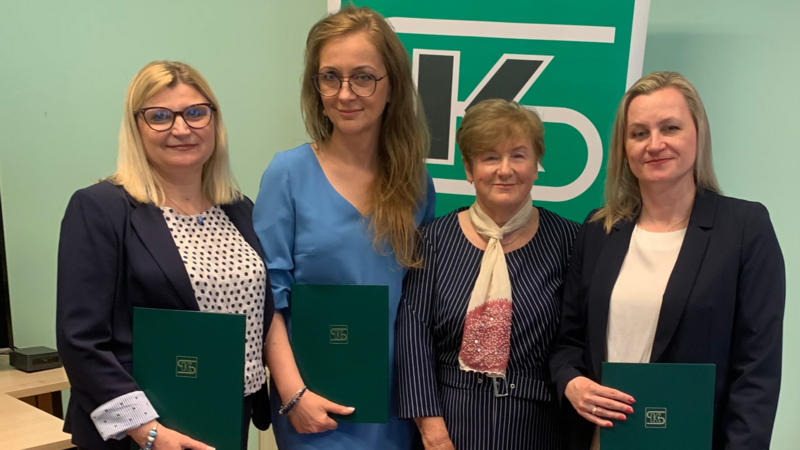Na zdjęciu znajdują się autorki monografii oraz prof. dr hab. Gertruda Świderska