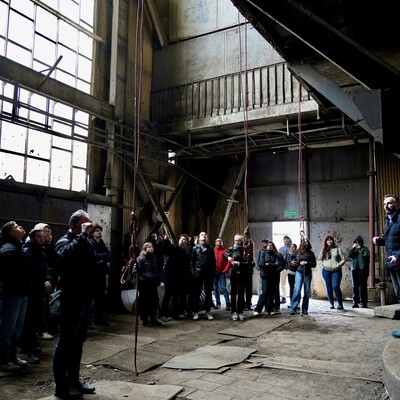 Studenci słuchający prowadzącego