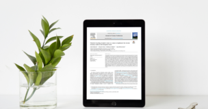 tablet z pierwszą stroną artykułu