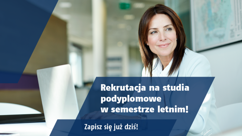 Uśmiechnięta kobieta w jasnym garniturze siedzi przy biurku z laptopem w nowoczesnym biurze. Po prawej stronie widnieje tekst: „Rekrutacja na studia podyplomowe w semestrze letnim! Zapisz się już dziś!”. Grafika promuje nabór na studia podyplomowe. W tle widać rozmyte biurowe wnętrze, a w dolnej części grafiki znajdują się granatowe geometryczne kształty pod tekstem.