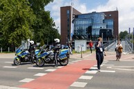 Policja zabezpieczająca trasę przemarszu korowodu Juwenaliów Śląskich na przejściu przy budynku Centrum Nowoczesnych Technologii Informatycznych Uniwersytetu Ekonomicznego w Katowicach.