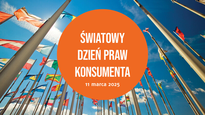 Grafika przedstawia liczne flagi państwowe powiewające na masztach pod błękitnym niebem z białymi chmurami. Na środku znajduje się duże, pomarańczowe koło z białym napisem: „Światowy Dzień Praw Konsumenta, 11 marca 2025”.