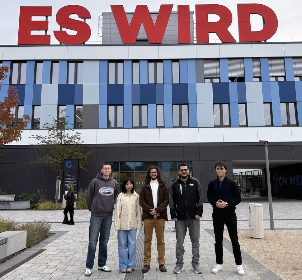 zdjęcie grupowe studentów
