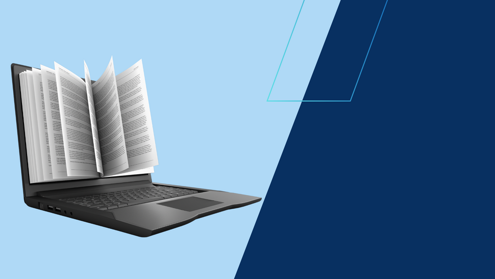 Otwarty laptop, z którego wyrasta książka z przewracającymi się stronami; tło w odcieniach jasnego i ciemnego niebieskiego z geometrycznymi elementami.