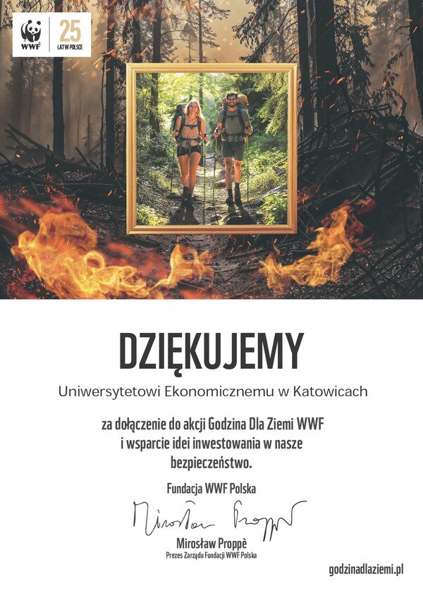 Certyfikat z podziękowaniami dla Uniwersytetu Ekonomicznego w Katowicach od Fundacji WWF Polska za udział w akcji Godzina dla Ziemi. Na tle płonącego lasu widnieje w złotej ramie zdjęcie dwojga turystów w zielonym, bezpiecznym lesie. Poniżej podpis prezesa WWF Polska – Mirosława Proppe.