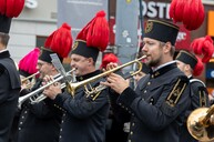 orkiestra grająca na instrumentach