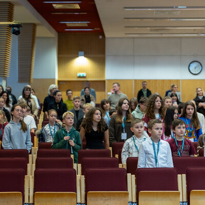 Zdjęcia przedstawiają inaugurację XXXV edycji Ekonomicznego Uniwersytetu Dziecięcego w Katowicach, w której uczestniczyło prawie 150 młodych studentów. Fotografie dokumentują uroczyste rozpoczęcie programu oraz pierwsze zajęcia ekonomiczne dla dzieci. 