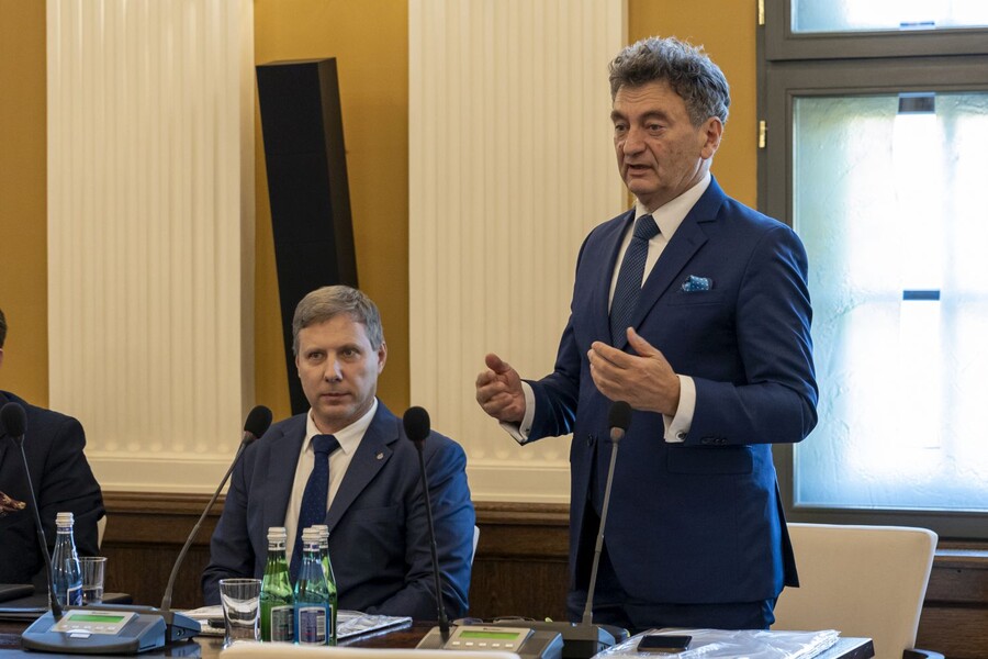 zdjęcie wykonane podczas spotkania, przedstawia jego uczestników