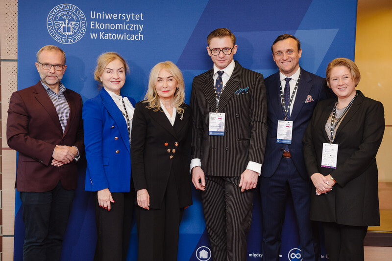 Zdjęcie grupowe na ściance UE Katowice; od lewej: dr Witold Gradoń, dr hab. Katarzyna Bilińska, prof. UE, JM Rektor prof. Celina Olszak, dr Marcin Kraśniewski, dr Dorota Benduch