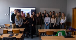 zdjęcie grupowe studentów wraz z prowadzącą