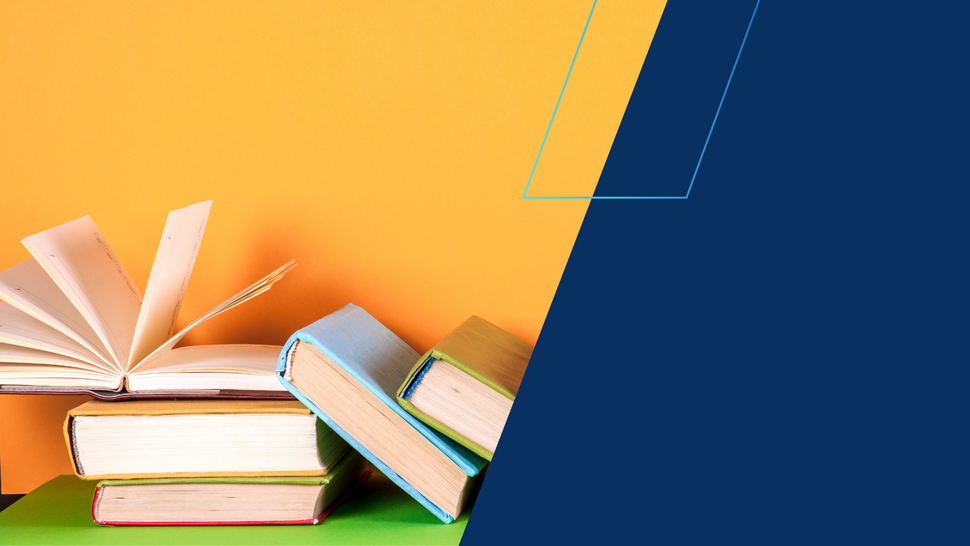 Stos kolorowych książek ułożonych jedna na drugiej, z jedną otwartą książką na górze, na tle intensywnie pomarańczowej ściany. Prawą część obrazu wypełnia granatowy blok graficzny z delikatną jasnoniebieską linią.