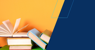 Stos kolorowych książek ułożonych jedna na drugiej, z jedną otwartą książką na górze, na tle intensywnie pomarańczowej ściany. Prawą część obrazu wypełnia granatowy blok graficzny z delikatną jasnoniebieską linią.