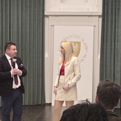 Osoby mówiące do mikrofonu podczas konferencji 