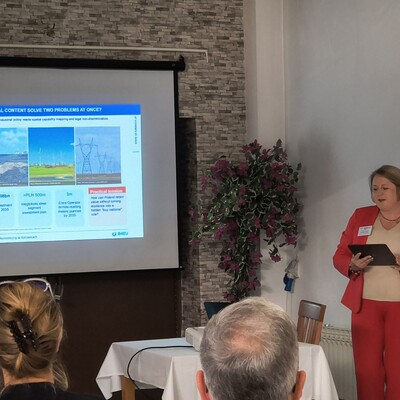 dr Dorota Benduch podczas wygłaszania prezentacji.