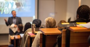 Grupa studentów słuchająca wykładu