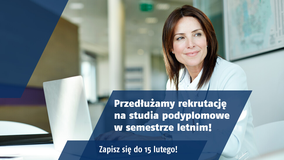 Kobieta w stroju biznesowym siedzi przy laptopie w nowoczesnym biurze. Na grafice widoczny jest napis: ‘Przedłużamy rekrutację na studia podyplomowe w semestrze letnim! Zapisz się do 15 lutego!