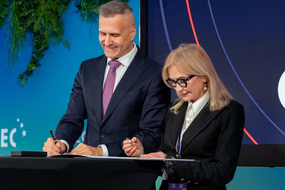 zdjęcie zrobione podczas podpisywania listu intencyjnego