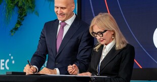 zdjęcie zrobione podczas podpisywania listu intencyjnego