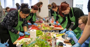 studenci podczas warsztatów - gotują