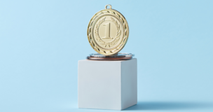 medal z numerem 1 na jednolitym tle