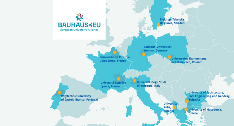 Mapa Europy z zaznaczonymi lokalizacjami uczelni należących do sojuszu BAUHAUS4EU – European University Alliance. Uczelnie znajdują się m.in. w Szwecji, Niemczech, Polsce, Francji, Portugalii, Włoszech, Bułgarii, Albanii i Grecji. Na mapie widoczne są nazwy uczelni oraz logo sojuszu BAUHAUS4EU w lewym górnym rogu.