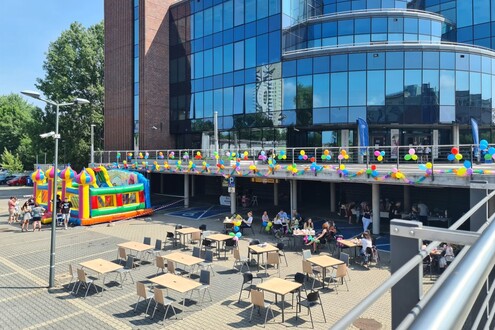 Picture in front of the CNTI building