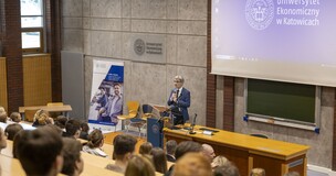 prof. Zieliński witający gości