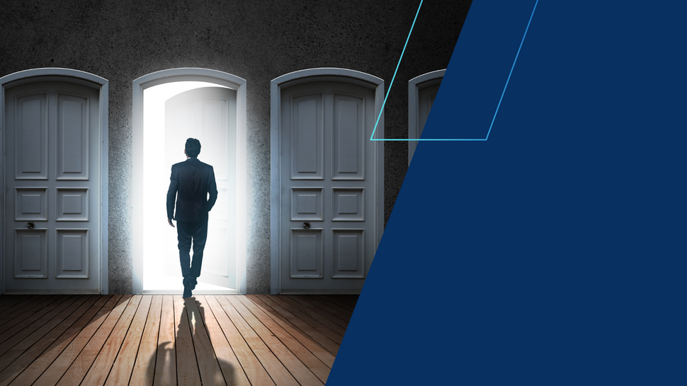 „Sylwetka osoby w garniturze wchodzącej przez jasne, otwarte drzwi, stojącej między kilkoma zamkniętymi drzwiami; scena symbolizuje wybór nowych możliwości.