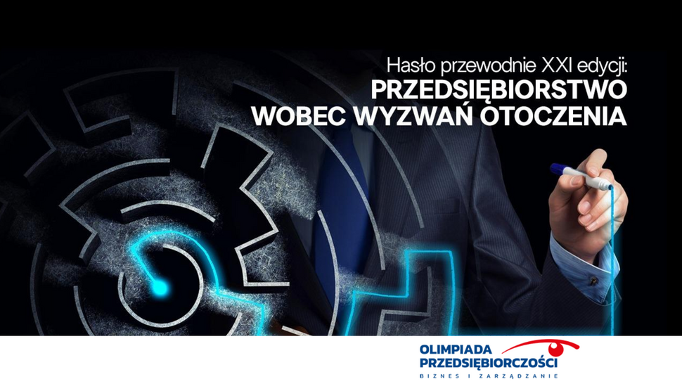 Grafika przedstawia eleganckiego mężczyznę w garniturze, który trzyma marker w ręce i rysuje na ekranie, tworząc niebieską linię. W tle widoczna jest abstrakcyjna, futurystyczna grafika przypominająca zębatkę lub układ labiryntu, symbolizująca wyzwania i trudności związane z otoczeniem biznesowym. Na górze obrazu znajduje się tekst w języku polskim: "Hasło przewodnie XXI edycji: Przedsiębiorczość wobec wyzwań otoczenia". Na dole grafiki widnieje logo Olimpiady Przedsiębiorczości, które zawiera napis "Olimpiada Przedsiębiorczości" oraz hasło "Biznes i Zarządzanie".
