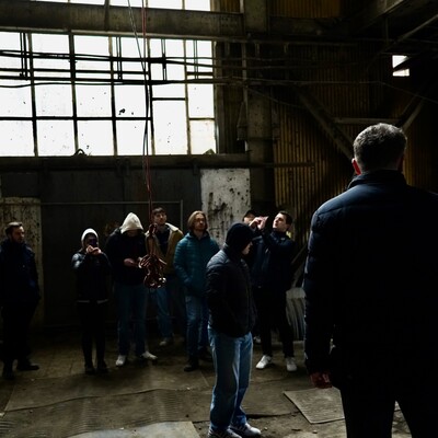 Studenci słuchający prowadzącego