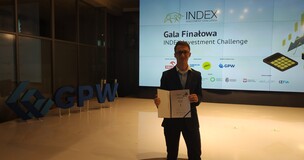 Student Uniwersytetu trzymający dyplom