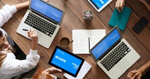 grupa osób siedząca przed komputerami