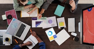 Obrazek przedstawia studentów