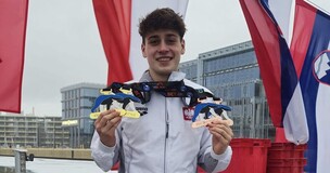 Michał trzymajacy nagrody