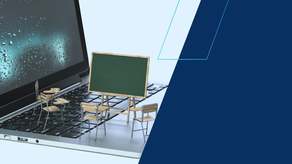 Na klawiaturze laptopa ustawiono miniaturowe szkolne krzesła i małą tablicę na sztaludze; ekran komputera jest ciemny z kroplami wody, a prawa część grafiki wypełniona jest granatowym panelem.