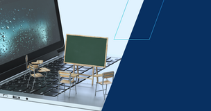 Na klawiaturze laptopa ustawiono miniaturowe szkolne krzesła i małą tablicę na sztaludze; ekran komputera jest ciemny z kroplami wody, a prawa część grafiki wypełniona jest granatowym panelem.