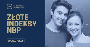 Grafika promująca program „Złote Indeksy NBP” Narodowego Banku Polskiego. Po lewej stronie, na granatowym tle, umieszczono złoty napis „Złote Indeksy NBP” oraz przycisk z napisem „Aplikuj teraz”. Powyżej znajduje się logo NBP. Po prawej stronie widoczne jest zdjęcie uśmiechniętej młodej kobiety i mężczyzny stojących na tle tablicy z zapisami matematycznymi. Całość utrzymana jest w odcieniach granatu i złota.