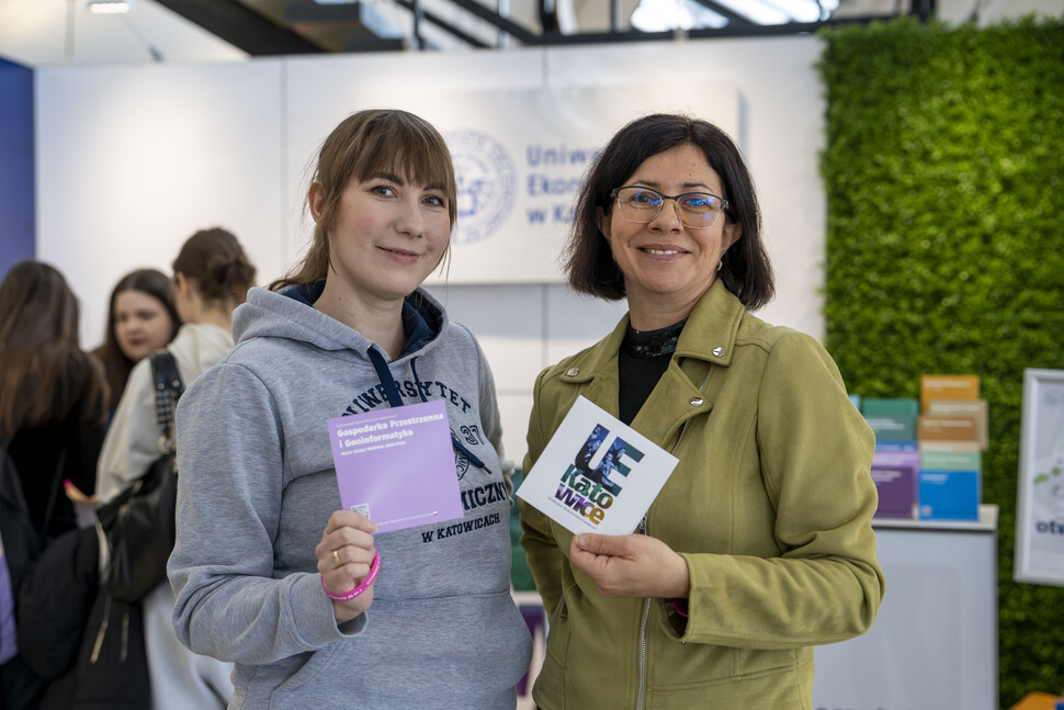 Dr Majorek-Gdula i dr Dubiel z ulotkami w ręku.