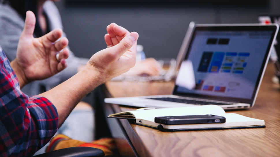 osoba przed komputerem