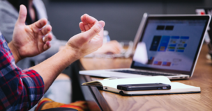 osoba przed komputerem