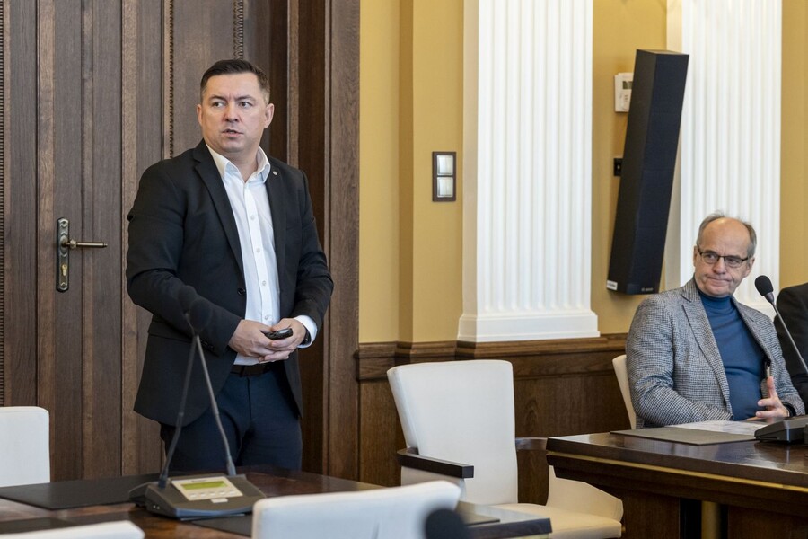 zdjęcie wykonane podczas spotkania, przedstawia jego uczestników