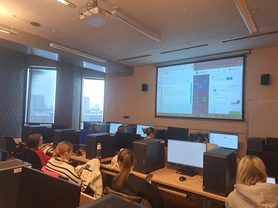 tudenci w Sali komputerowej pracujący przy aplikacji Singu