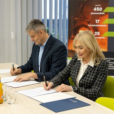 JM Rektor podpisująca umowę