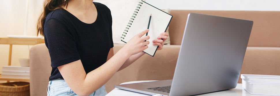 Obrazek przedstawia kobietę przy laptopie