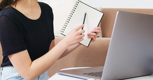 Obrazek przedstawia kobietę przy laptopie