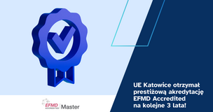 Grafika informacyjna Uniwersytetu Ekonomicznego w Katowicach. Po lewej stronie widoczna jest niebieska ikona odznaki z symbolem haczyka zatwierdzenia. Po prawej stronie znajduje się napis: UE Katowice otrzymał prestiżową akredytację EFMD Accredited na kolejne 3 lata! Na dole umieszczono logo EFMD Accredited Master.