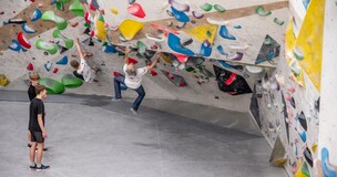 młodzież na ściance wspinaczkowej
