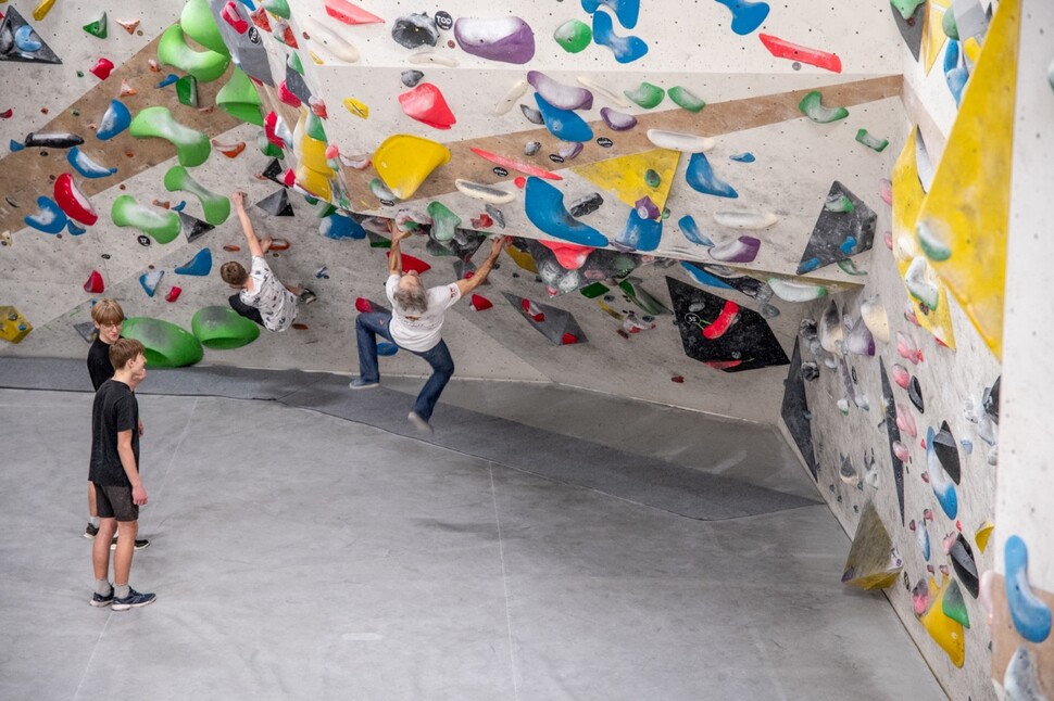 młodzież na ściance wspinaczkowej
