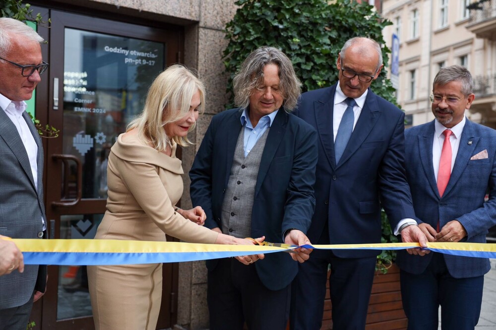 Her Maginificence cuts the ribbon during the opening ceremony